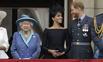 La reina Isabel II junto a Harry y Meghan |  Gtres