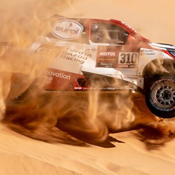 La espectacular imagen de Fernando Alonso surfeando dunas en el Dakar