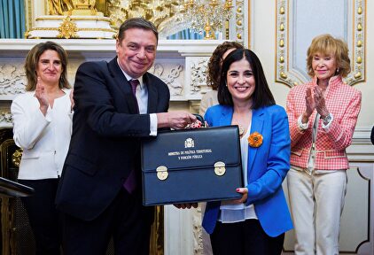 Carolina Darias recibe la cartera ministerial de su predecesor Luis Planas. |  EFE