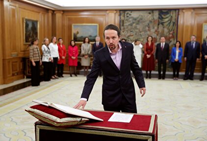 Pablo Iglesias tomando posesión con su pin en la solapa izquierda |  EFE