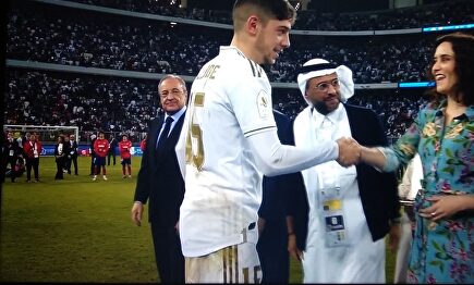 Díaz Ayuso junto al MVP de la final, Fede Valverde |  Captura de TV