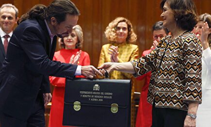 Pablo Iglesias recibe su cartera de vicepresidente entre gritos de "sí se puede"