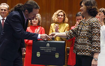 Pablo Iglesias recibe su cartera de vicepresidente entre gritos de "sí se puede"