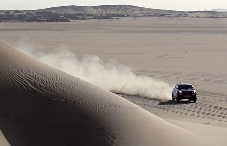 Fernando Alonso lució en la octava etapa del Dakar |  EFE
