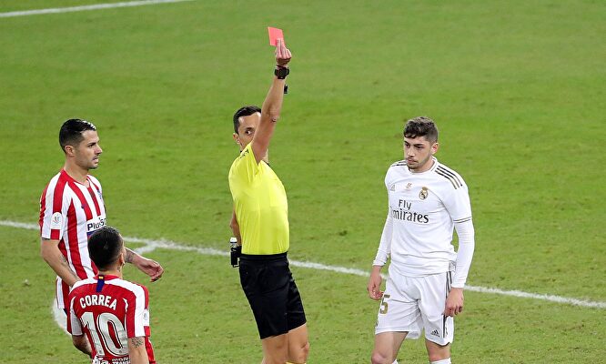 Fede Valverde (d), expulsado con roja directa en la final de la Supercopa de España. |  EFE