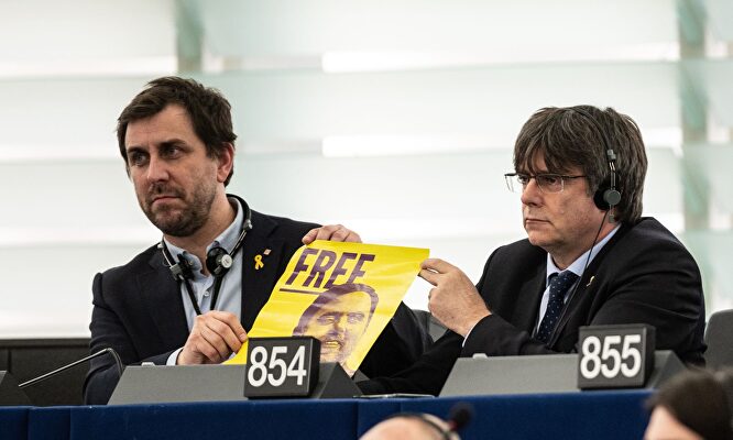 Puigdemont y Comín enseñan en el Parlamento Europeo un cartel pidiendo la libertad de Junqueras. |  EFE