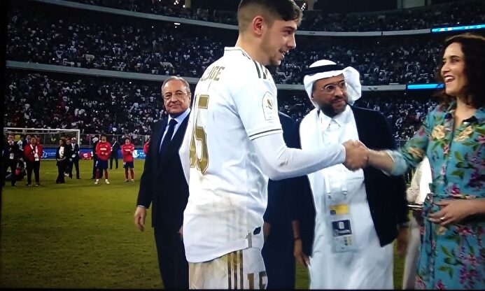 Díaz Ayuso junto al MVP de la final, Fede Valverde |  Captura de TV