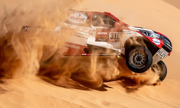 La espectacular imagen de Fernando Alonso surfeando dunas en el Dakar