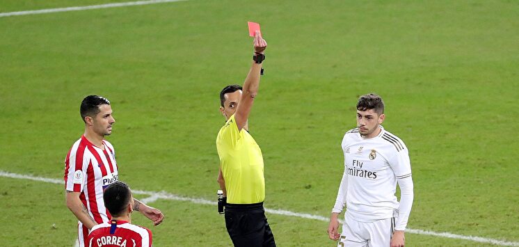 Fede Valverde (d), expulsado con roja directa en la final de la Supercopa de España. |  EFE