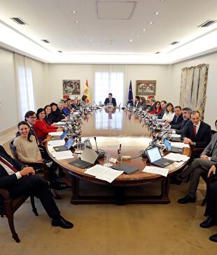 Sánchez con sus ministros apiñados en torno a la mesa del Consejo |  EFE