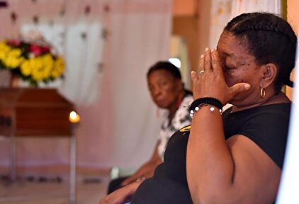 Juana Montaño, madre de la lideresa asesinada María del Pilar Hurtado, durante el velatorio de su hija |  EFE