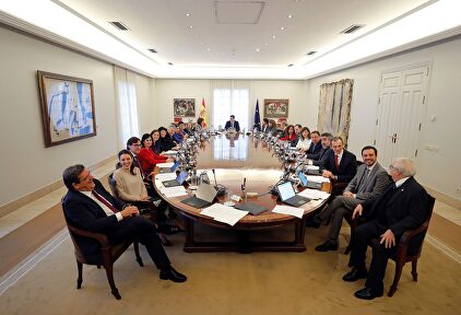La repleta mesa del Consejo de Ministros con sus 23 integrantes. | EFE