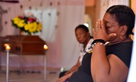 Juana Montaño, madre de la lideresa asesinada María del Pilar Hurtado, durante el velatorio de su hija |  EFE