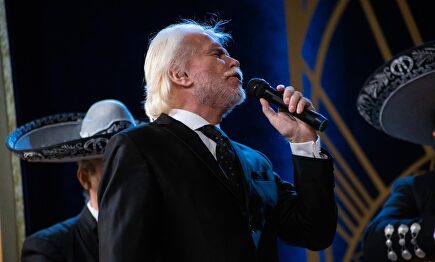 Bigote cantando Amor Eterno |  Movistar