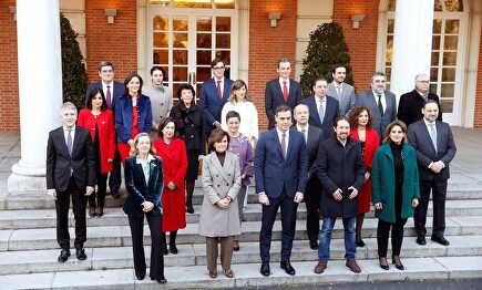 El Gobierno posa en las escaleras de Moncloa para la primera foto de grupo | EFE