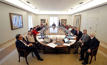 La repleta mesa del Consejo de Ministros con sus 23 integrantes. |  EFE