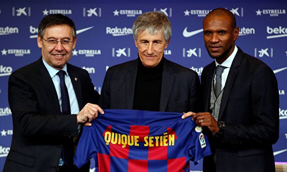 Quique Setién con Bartomeu y Abidal. |  EFE
