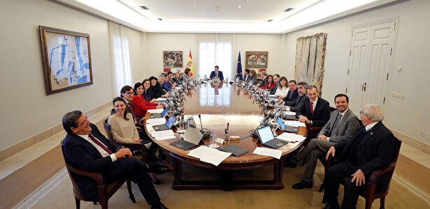 La repleta mesa del Consejo de Ministros con sus 23 integrantes. | EFE
