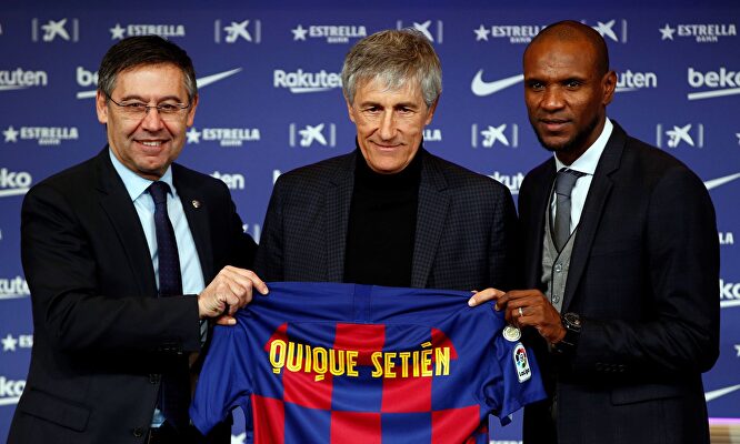 Quique Setién con Bartomeu y Abidal. |  EFE