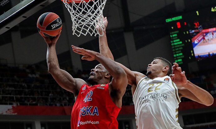Walter Tavares (d), en acción ante Kyle Hines. |  EFE