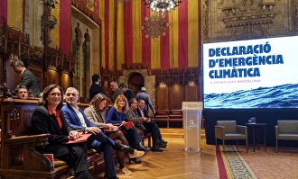 Ada Colau y miembros del consistorio en el acto de declaración de emergencia climática de Barcelona. |  Europa Press