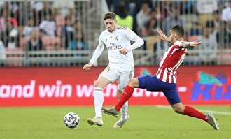 Fede Valverde (i), en acción ante Correa durante la final de la Supercopa de España. |  EFE
