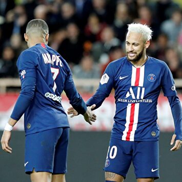 Neymar celebra con Mbappé su gol al Mónaco. |  EFE