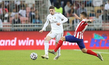 Fede Valverde (i), en acción ante Correa durante la final de la Supercopa de España. |  EFE