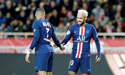 Neymar celebra con Mbappé su gol al Mónaco. |  EFE