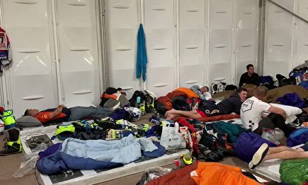 Así duermen Alonso y Carlos Sainz junto al resto de pilotos del Dakar: ¿quién va a roncar más?