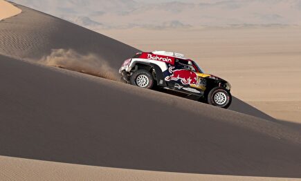 Carlos Sainz sobre las dunas. |  EFE