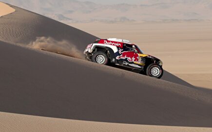 Carlos Sainz sobre las dunas. |  EFE
