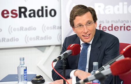 Almeida confiesa que ver a Iglesias "genuflexo" con Sánchez y Delgado le produjo "regocijo"