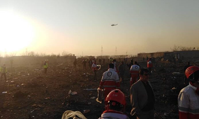 Restos del avión Boeing 737 de Ukraine International Airlines cerca de Teherán. |  Media Luna Roja de Irán
