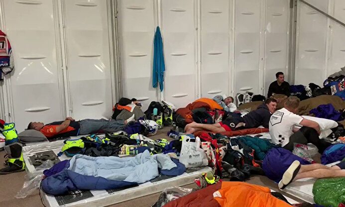 Así duermen Alonso y Carlos Sainz junto al resto de pilotos del Dakar: ¿quién va a roncar más?