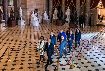 Representantes de la Cámara Baja trasladan el documento al Senado. |  EFE