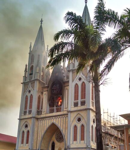 Incendio en la Catedral de Malabo |  EFE