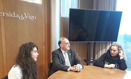 La presidenta de Retórica, el rector de la Universidade de Vigo (UVigo), y la vicerrectora de Comunicación durante la presentación |  Europa Press