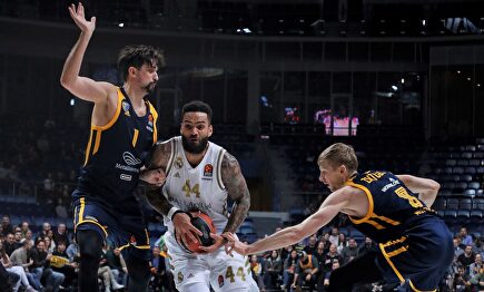 Jeffery Taylor, en acción ante Alexey Shved (i) y Vyacheslav Zaytsev. |  EFE