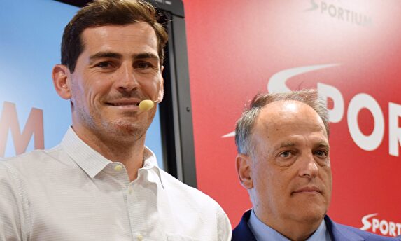 Iker Casillas, junto a Javier Tebas. |  Cordon Press
