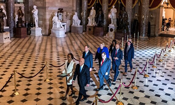 Representantes de la Cámara Baja trasladan el documento al Senado. |  EFE
