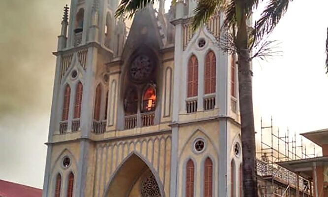 Incendio en la Catedral de Malabo |  EFE
