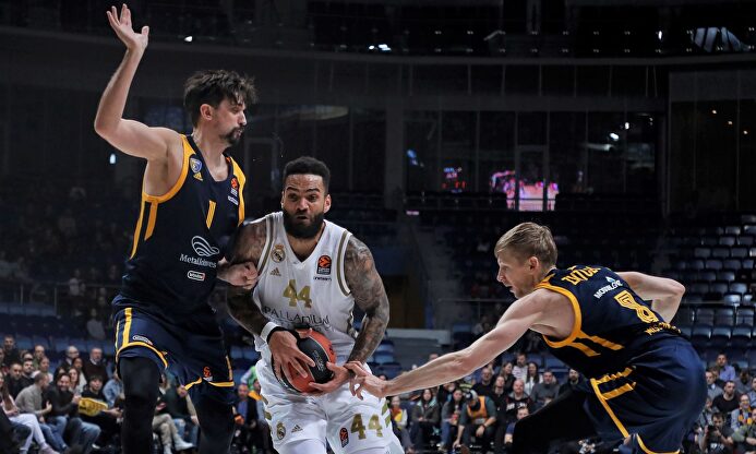 Jeffery Taylor, en acción ante Alexey Shved (i) y Vyacheslav Zaytsev. |  EFE