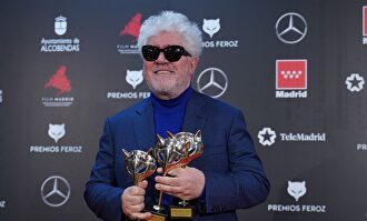 Almodóvar con sus 3 Premios Feroz. |  Cordon Press