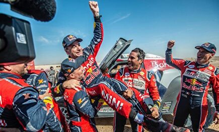 Sainz celebra su tercer triunfo en el Dakar. |  ASO / C.LÓPEZ