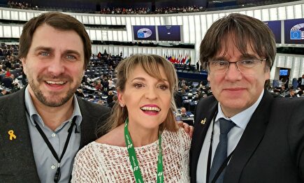 Carles Puigdemont posa en la Eurocámara junto a Toni Comín y Martina Anderson. |  @KRLS