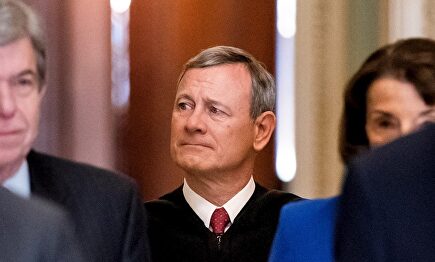 El presidente del Supremo, el juez John G. Roberts, juró como jefe de la cámara alta, en sustitución del vicepresidente Mike Pence. |  EFE