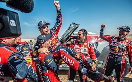 Sainz celebra su tercer triunfo en el Dakar. |  ASO / C.LÓPEZ