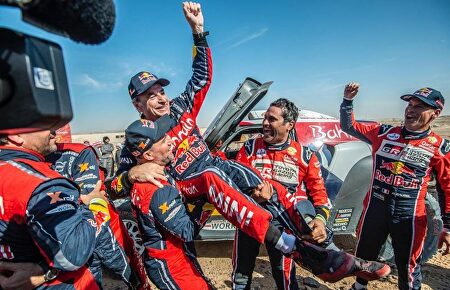 Sainz celebra su tercer triunfo en el Dakar. |  ASO / C.LÓPEZ