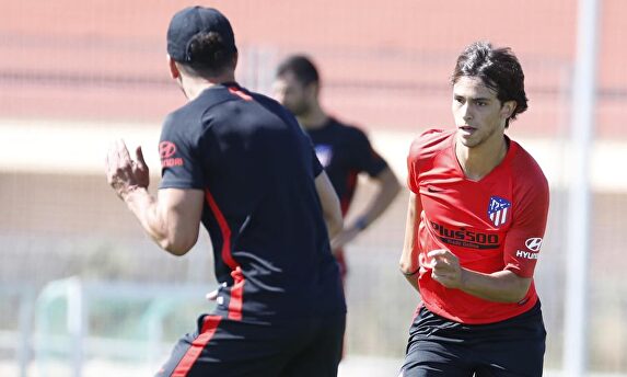 Simeone no quiere dar la espalda a Joao Felix |  EFE